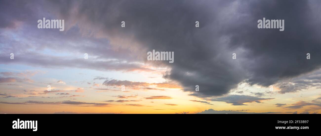 Fond naturel : ciel orageux spectaculaire au coucher du soleil Banque D'Images