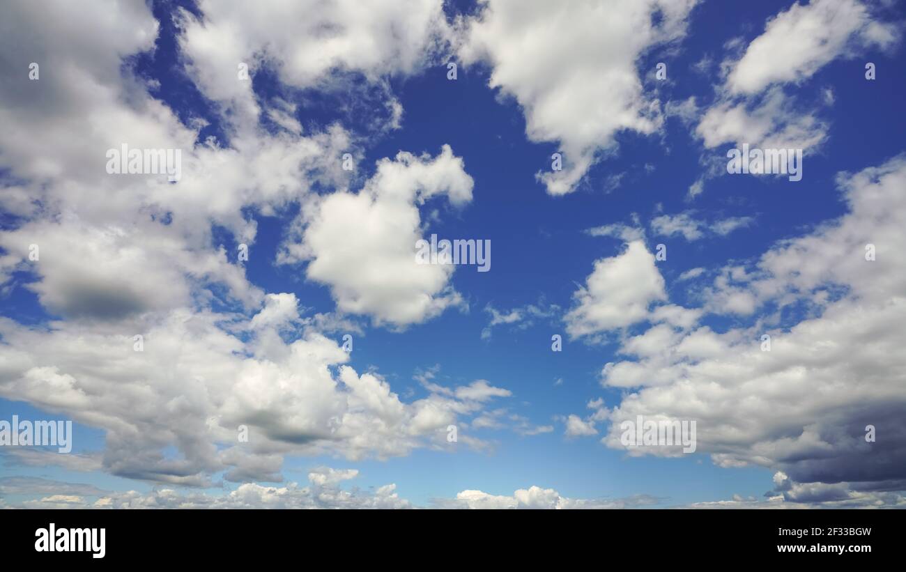 Les nuages blancs sur le ciel bleu Banque D'Images