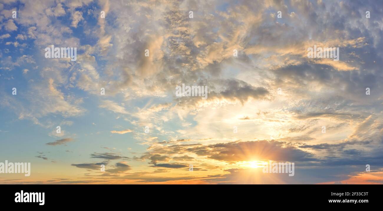 Panorama d'un ciel spectaculaire et coloré au coucher du soleil Banque D'Images