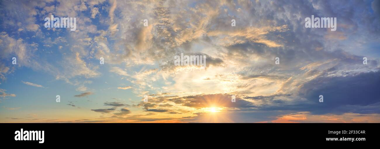 Panorama d'un ciel spectaculaire et coloré au coucher du soleil Banque D'Images
