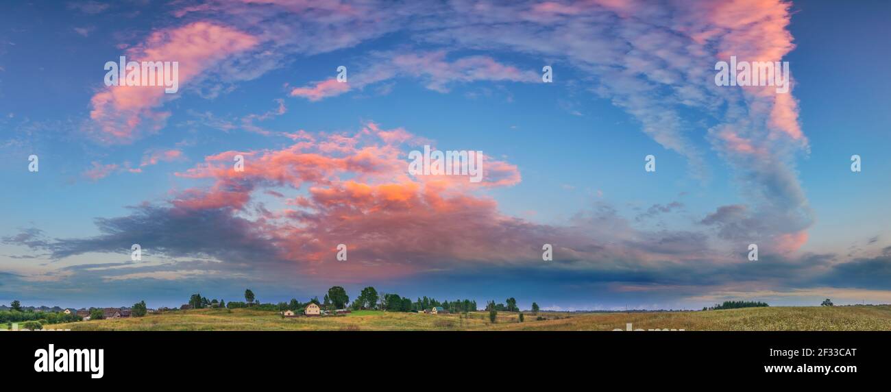 Magnifique paysage avec coucher de soleil coloré dans une campagne Banque D'Images
