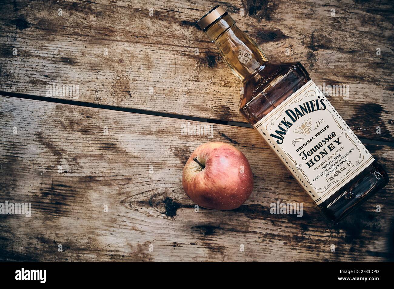 Jack Daniels liqueur de miel et fruit de pomme au bois abîmé arrière-plan  Photo Stock - Alamy