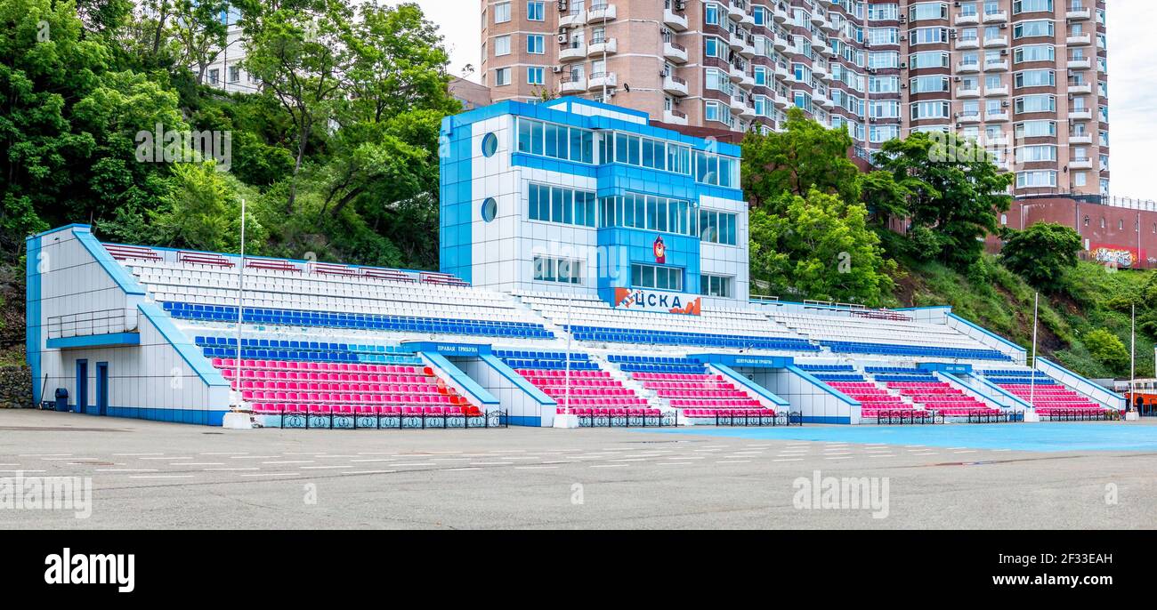 CSKA, centre de sports nautiques sur le remblai sportif de Vladivostok. Un lieu pour les événements de jeunesse, les concerts et les loisirs des habitants de la ville Banque D'Images