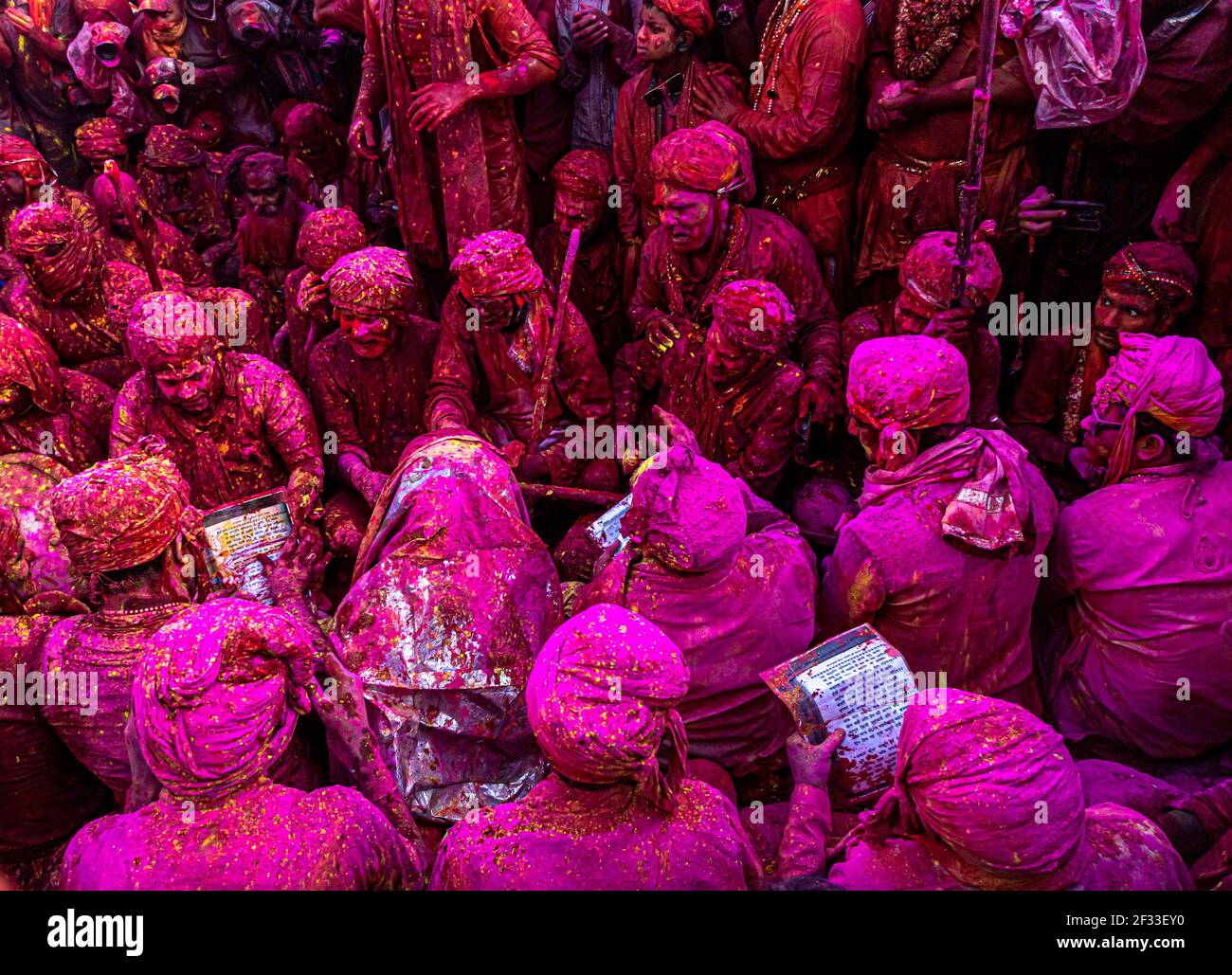 les habitants du village de barsana dans l'uttar pradesh font leurs rituels sur le feniival holi , avec un accent sélectif sur le sujet et ajouté du bruit et des grains. Banque D'Images