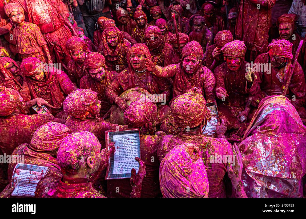 les habitants du village de barsana dans l'uttar pradesh font leurs rituels sur le feniival holi , avec un accent sélectif sur le sujet et ajouté du bruit et des grains. Banque D'Images