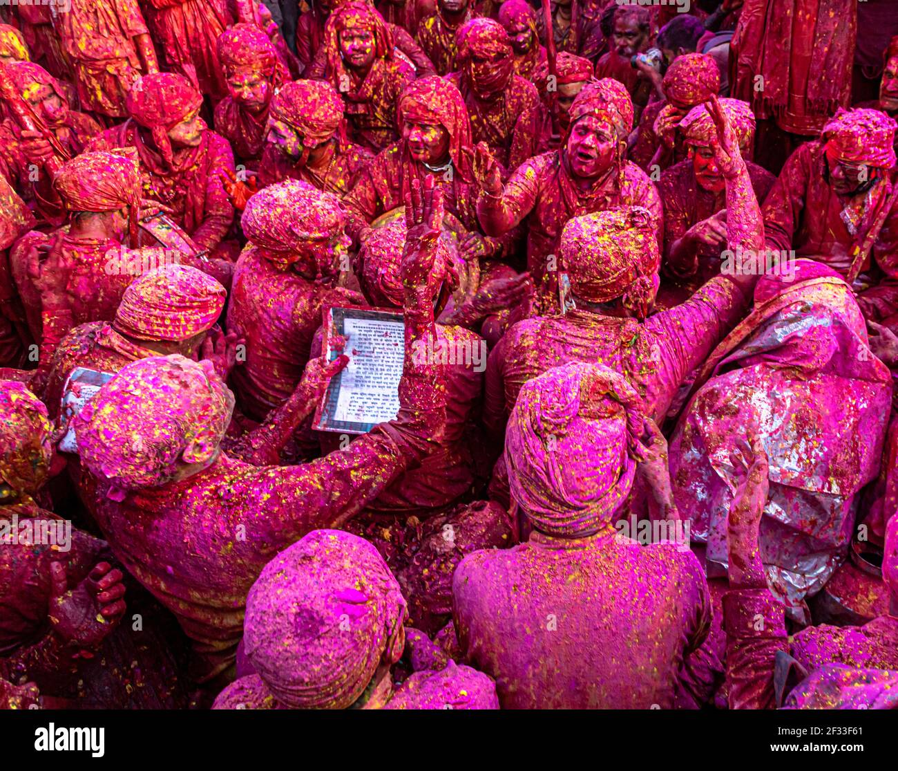 les habitants du village de barsana dans l'uttar pradesh font leurs rituels sur le feniival holi , avec un accent sélectif sur le sujet et ajouté du bruit et des grains. Banque D'Images