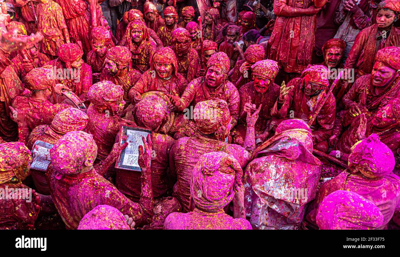 les habitants du village de barsana dans l'uttar pradesh font leurs rituels sur le feniival holi , avec un accent sélectif sur le sujet et ajouté du bruit et des grains. Banque D'Images