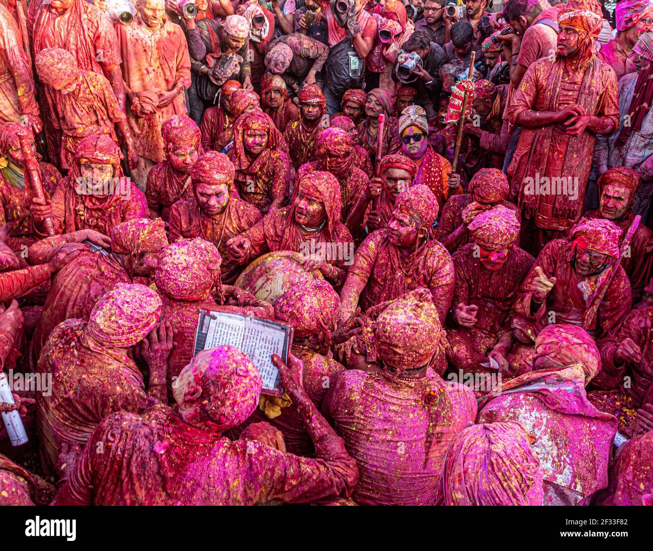 les habitants du village de barsana dans l'uttar pradesh font leurs rituels sur le feniival holi , avec un accent sélectif sur le sujet et ajouté du bruit et des grains. Banque D'Images