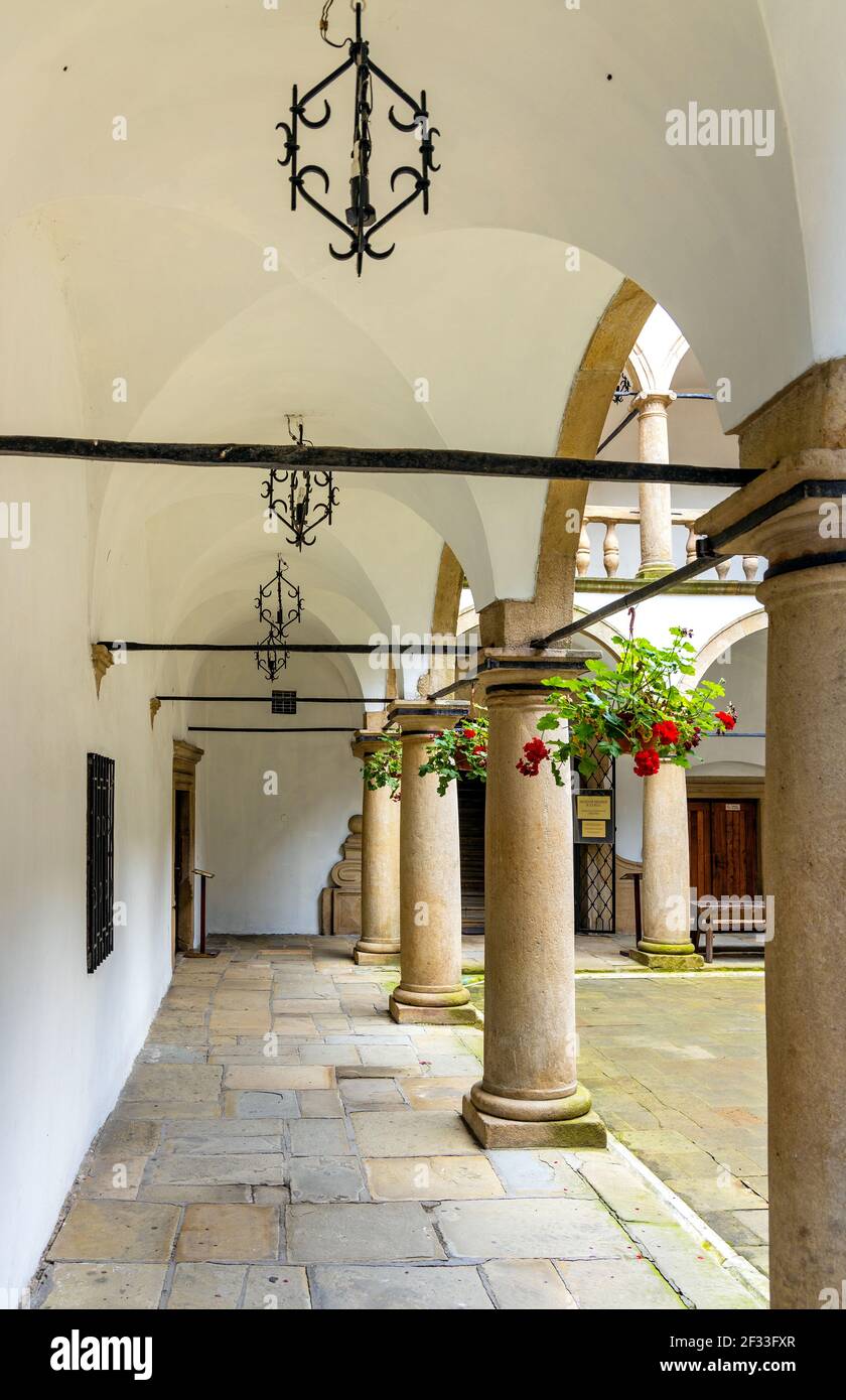 Zywiec, Pologne - 30 août 2020: Le vieux château de Zywiec avec cloîtres de cour intérieure dans un parc historique dans le centre de la vieille ville dans la région de Silésie Banque D'Images