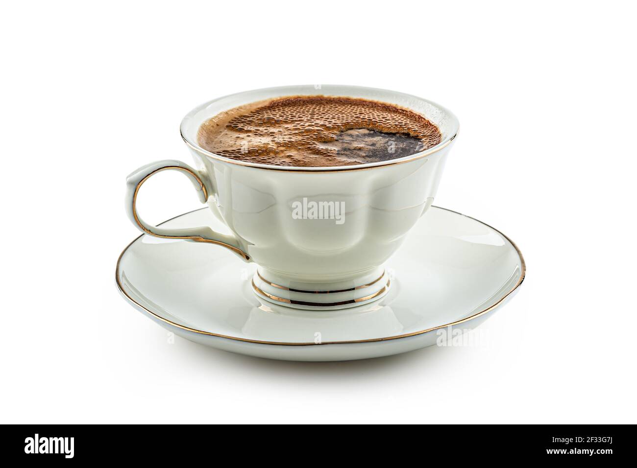Café noir servi dans une tasse en porcelaine sur un fond blanc isolé. Banque D'Images