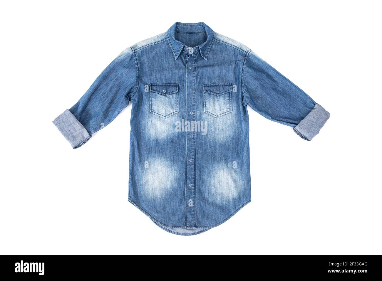Chemise jean bleu à manches roulées - isolée sur fond blanc Banque D'Images