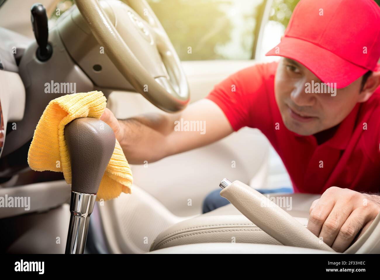 Personnel de service auto nettoyage intérieur de voiture - détails de voiture et concepts de valeting Banque D'Images