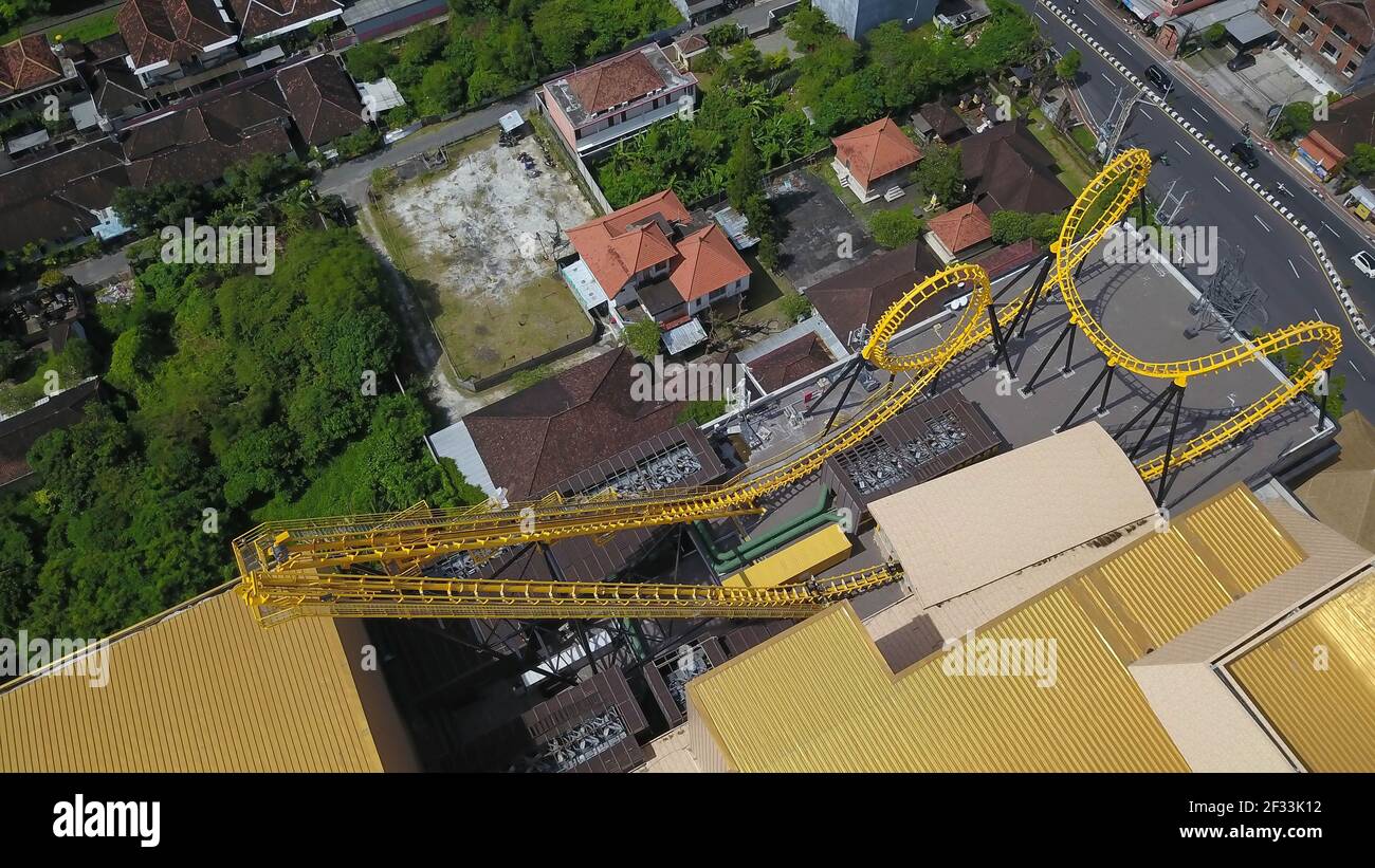 Kuta, Bali, Indonésie, 13 mars 2021. Vue aérienne des montagnes russes. Nouveau centre commercial avec montagnes russes jaunes à Trans Studio Bali Banque D'Images