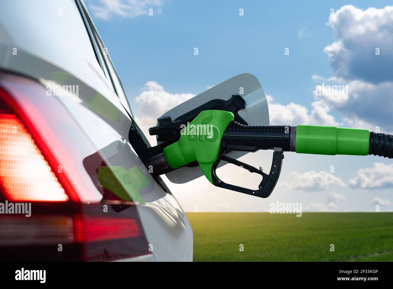Ravitaillement en carburant de la voiture avec du biocarburant Banque D'Images