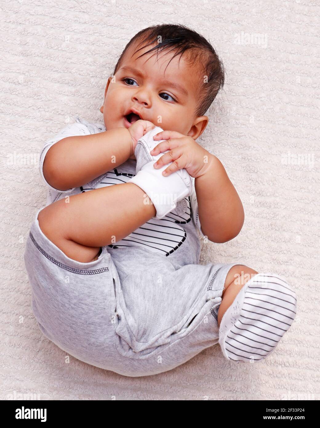 Adorable Petit Garcon Indien Allonge Sur Une Serviette Douce Pour Bebe Et Piquer Ses Pieds Photo Stock Alamy