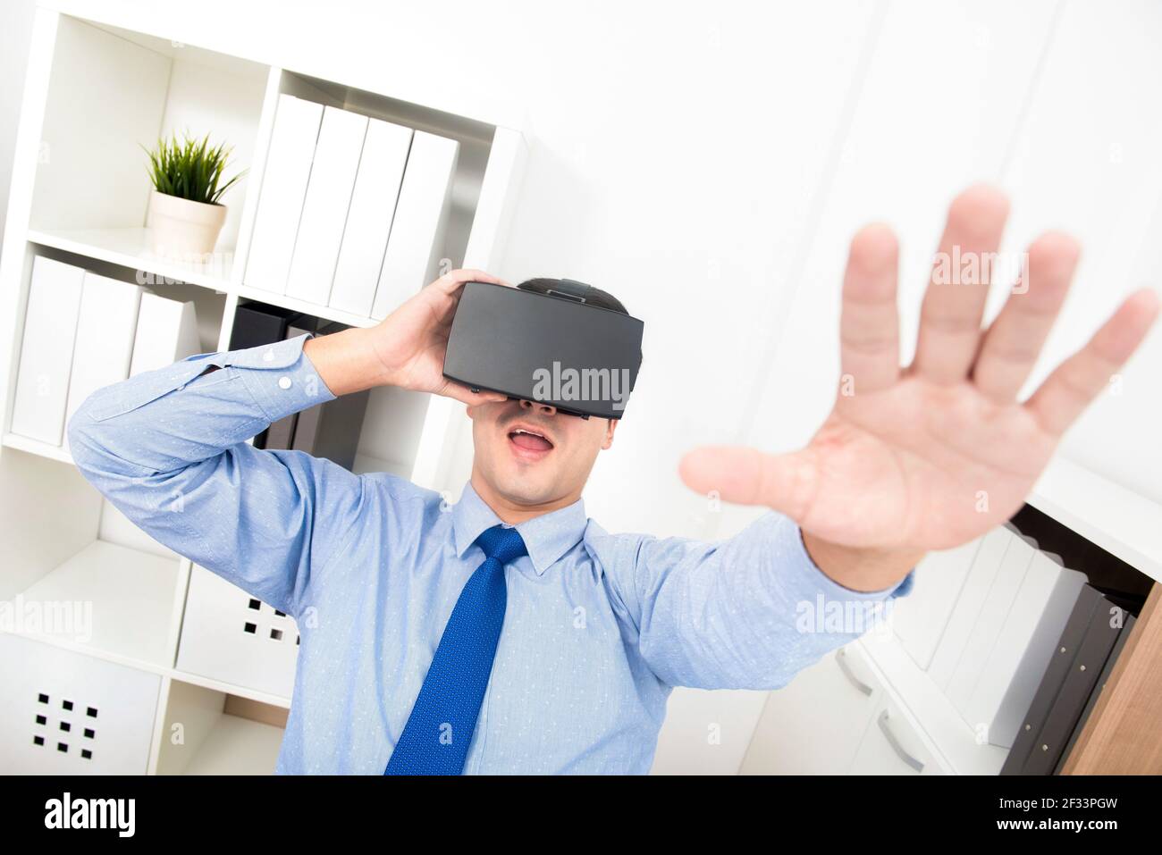 Homme d'affaires portant la réalité virtuelle 3d (ou VR) lunettes dans le bureau Banque D'Images