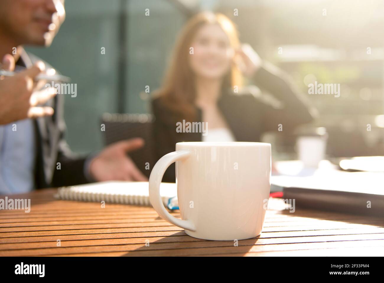 Tasse à café (ou tasse) sur la table dans le café avec un arrière-plan flou des affaires personnes ayant une réunion Banque D'Images