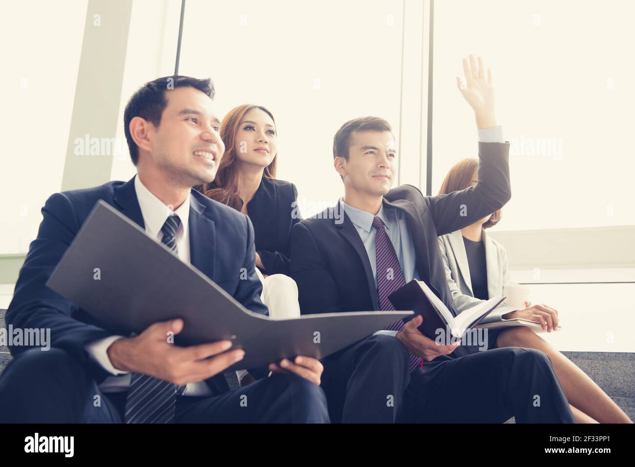 Des gens d'affaires assis en groupe, partageant, rencontrant et apprenant Banque D'Images