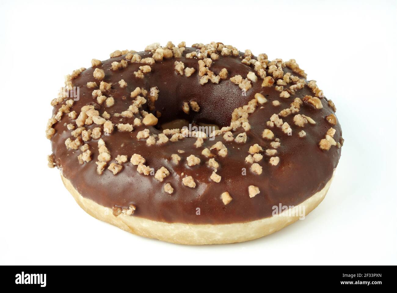 Beignet au chocolat incrusté de noix isolées sur du blanc Banque D'Images