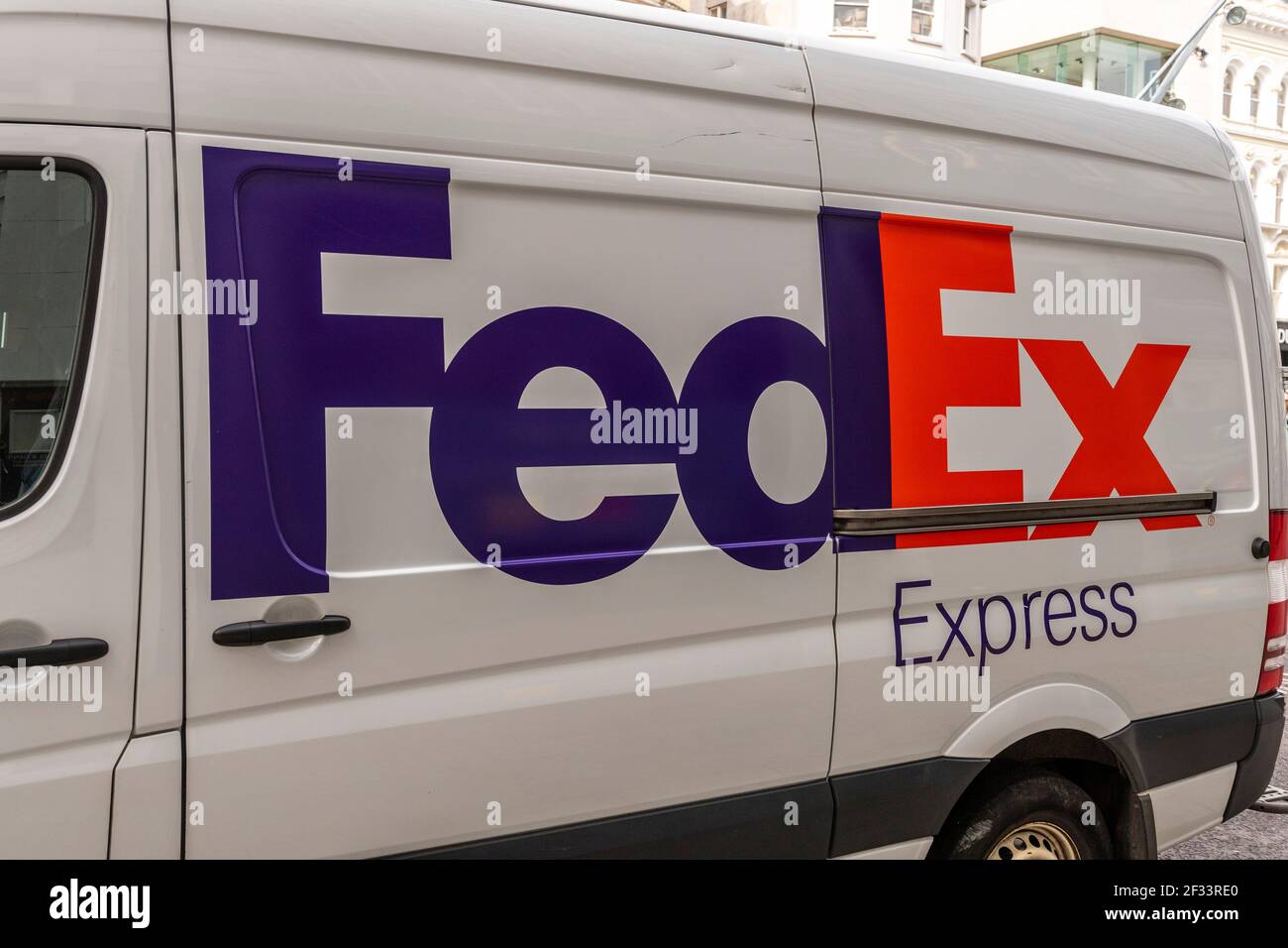 Camionnette FedEx garée au centre-ville de Cork, en Irlande. Banque D'Images