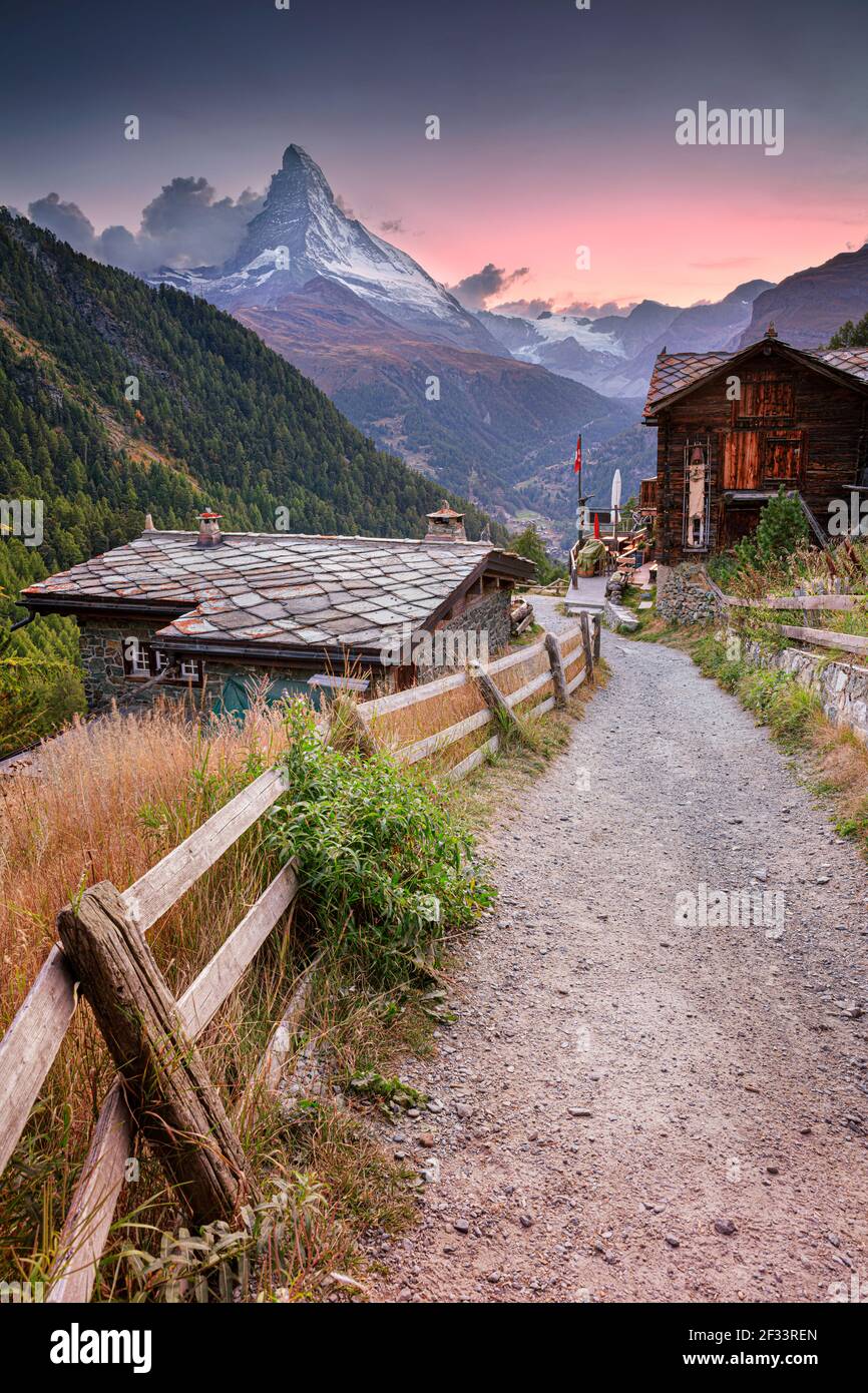 Matterhorn, Alpes suisses. Image paysage des Alpes suisses avec le Cervin pendant le beau coucher de soleil d'automne. Banque D'Images