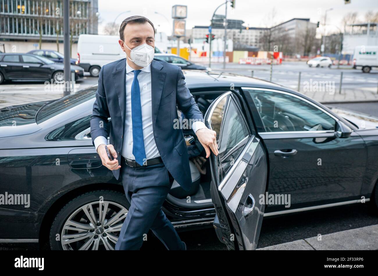 Berlin, Allemagne. 15 mars 2021. Paul Ziemiak, Secrétaire général de la CDU, arrive aux réunions du comité de la CDU devant le siège du parti, la Maison Konrad Adenauer. Après les élections nationales au Bade-Wurtemberg et en Rhénanie-Palatinat, l'Union discute des conséquences. Credit: Michael Kappeller/dpa/Alay Live News Banque D'Images