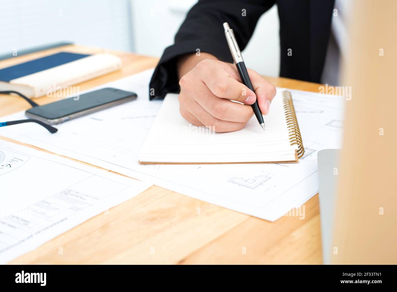 Homme d'affaires écrivant à la main sur un ordinateur portable Banque D'Images