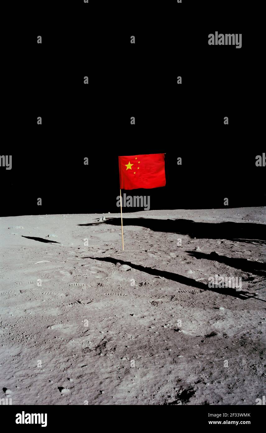 Drapeau chinois sur la surface lunaire. Composite optimisé et amélioré d'une image originale de la NASA . Crédit NASA/+Jamie Marshall Banque D'Images