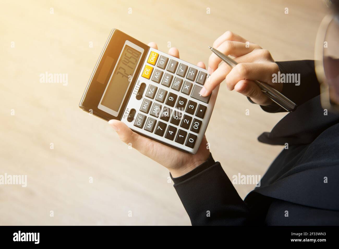 Calculatrice de pression manuelle femme d'affaires, vue de dessus Banque D'Images