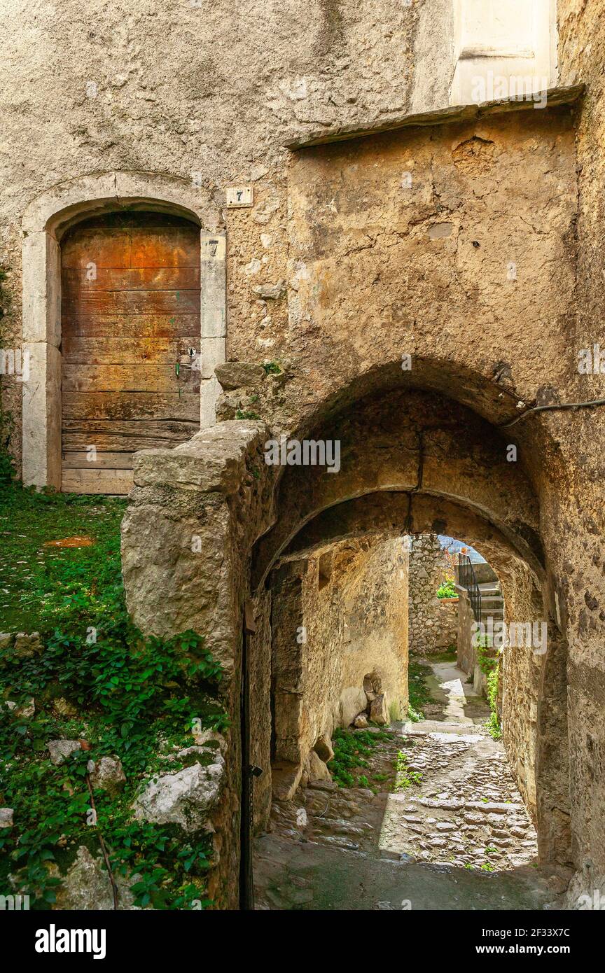 Ruelles, maisons, marches et arches d'un village de montagne. San Donato Val di Comino, province de Frosinone, Latium, Italie, Europe Banque D'Images