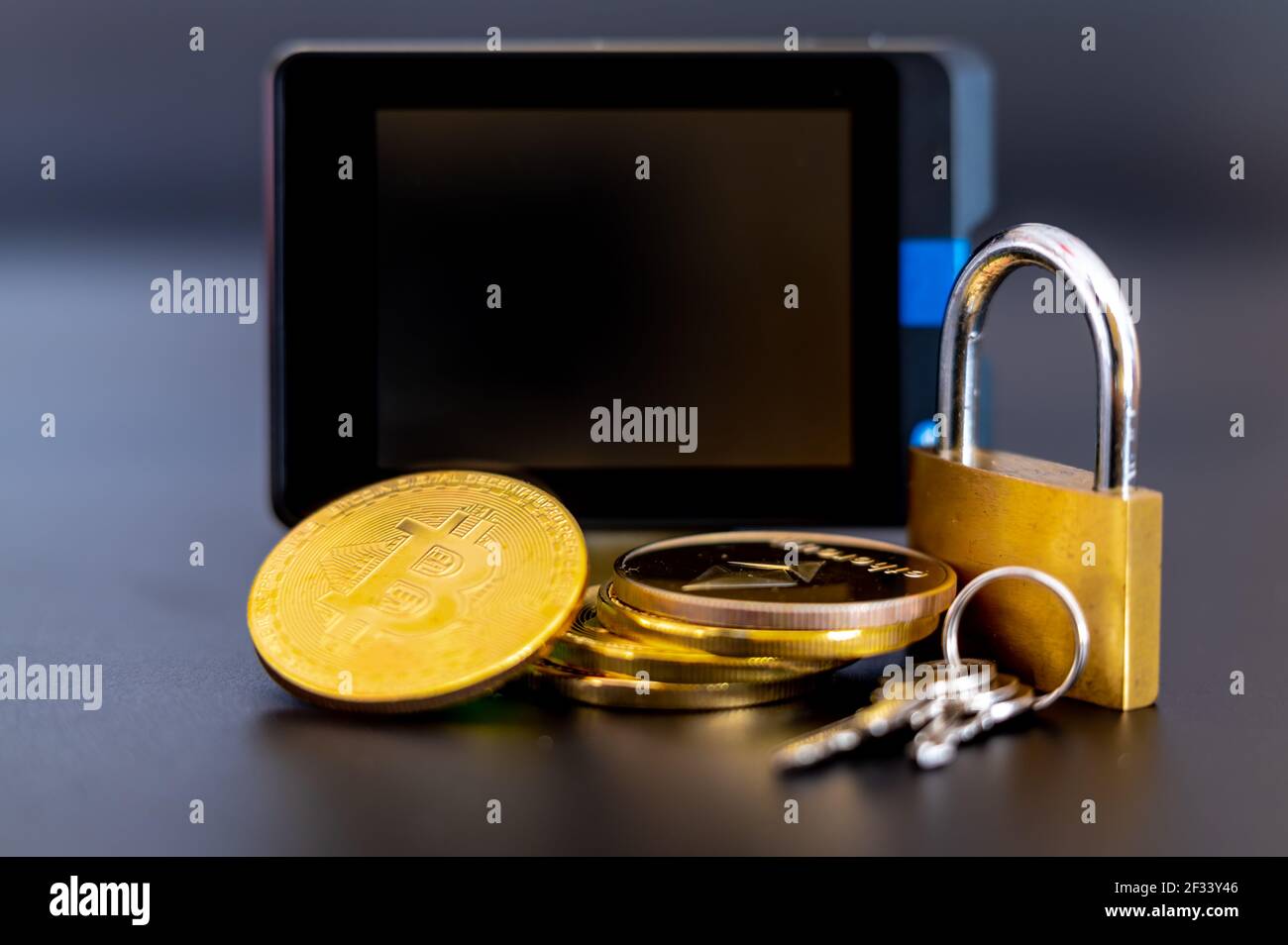 Symbole de sécurité de crypto-monnaie. Une pile de bitcoins devant une serrure et un portefeuille numérique. Banque D'Images