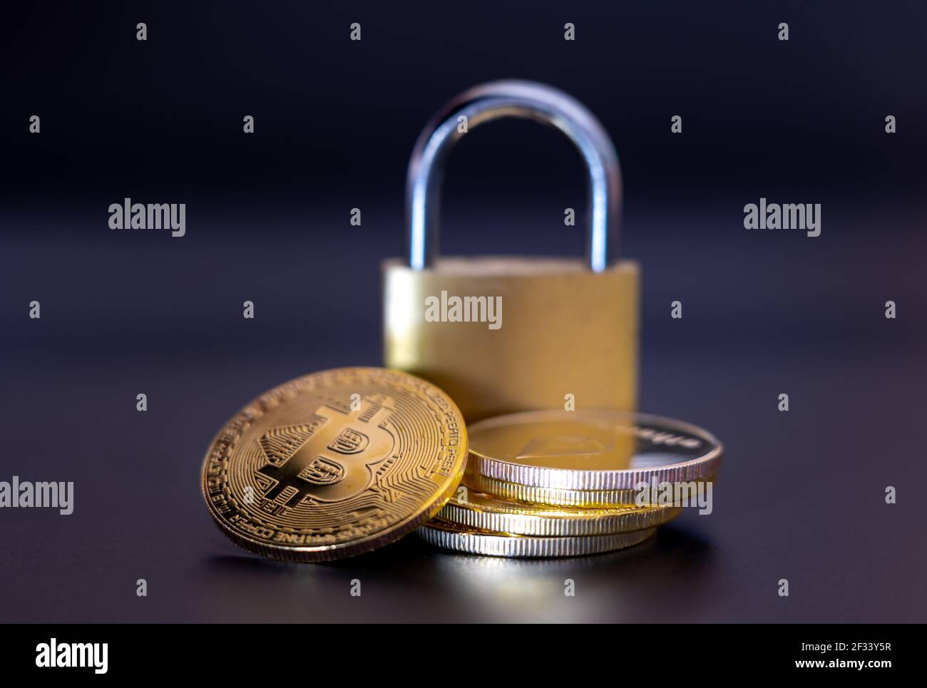Symbole de sécurité de crypto-monnaie. Pile de bitcoins devant un verrou. Banque D'Images