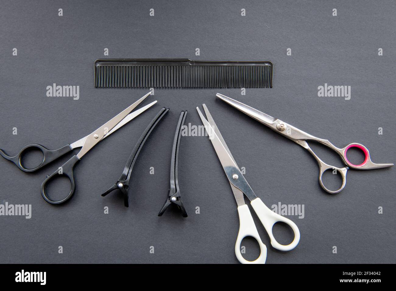 Image isolée de certains équipements de coiffage de cheveux dans un fond sombre. Banque D'Images