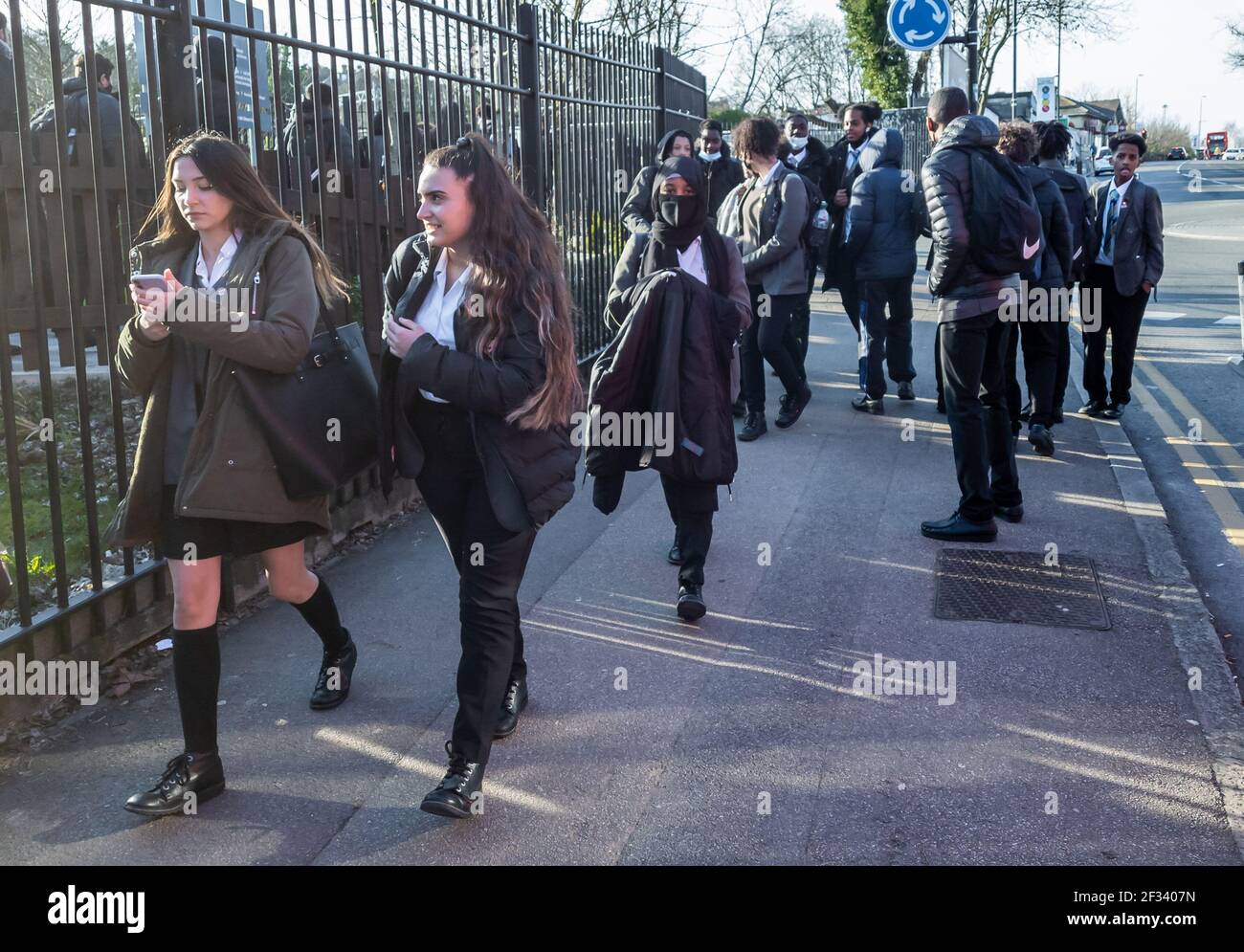 Les élèves d'une école secondaire vont à la maison après l'école. Banque D'Images