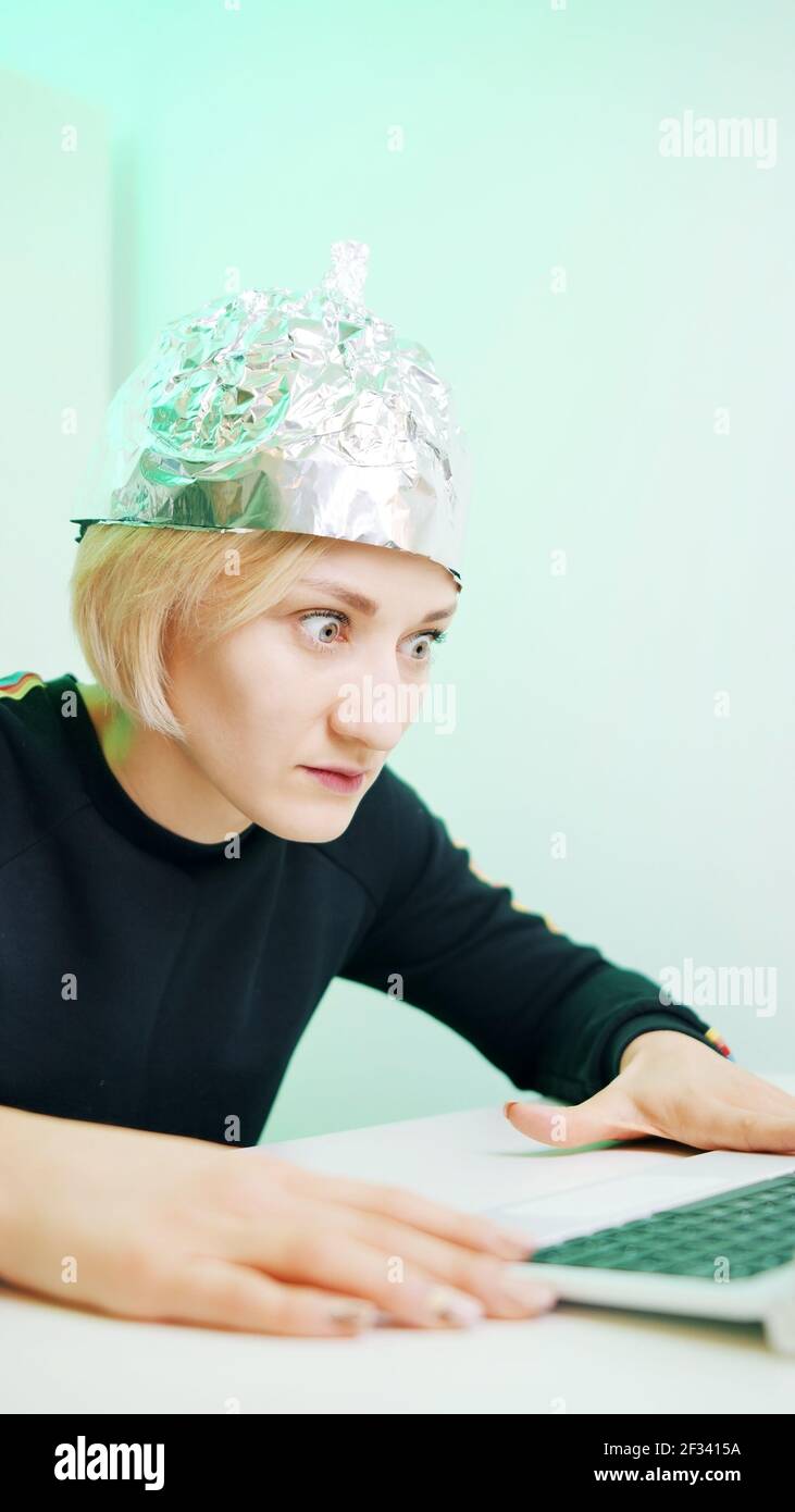 Une jeune femme folle avec un chapeau en aluminium réagissant mal sur la  théorie de la conspiration post environ 5g micro-ondes et covid-19  connexion. Photo de haute qualité Photo Stock - Alamy