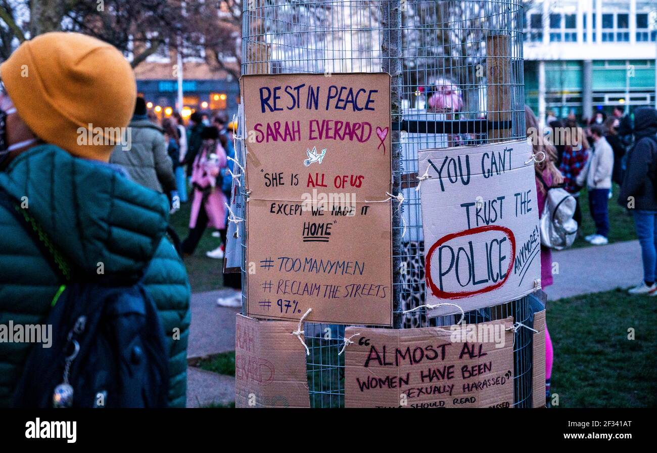 Brighton Royaume-Uni 13 mars 2021 - des centaines de personnes prennent part à une veillée aux chandelles pour le meurtre de la victime Sarah Everard à Brighton ce soir. Récupérer ces rues les manifestants se sont rassemblés dans les jardins de la vallée de Brighton pour prendre part à la veille avant que la police ne commence à les déplacer après environ une demi-heure : Credit Simon Dack / Alay Live News Banque D'Images