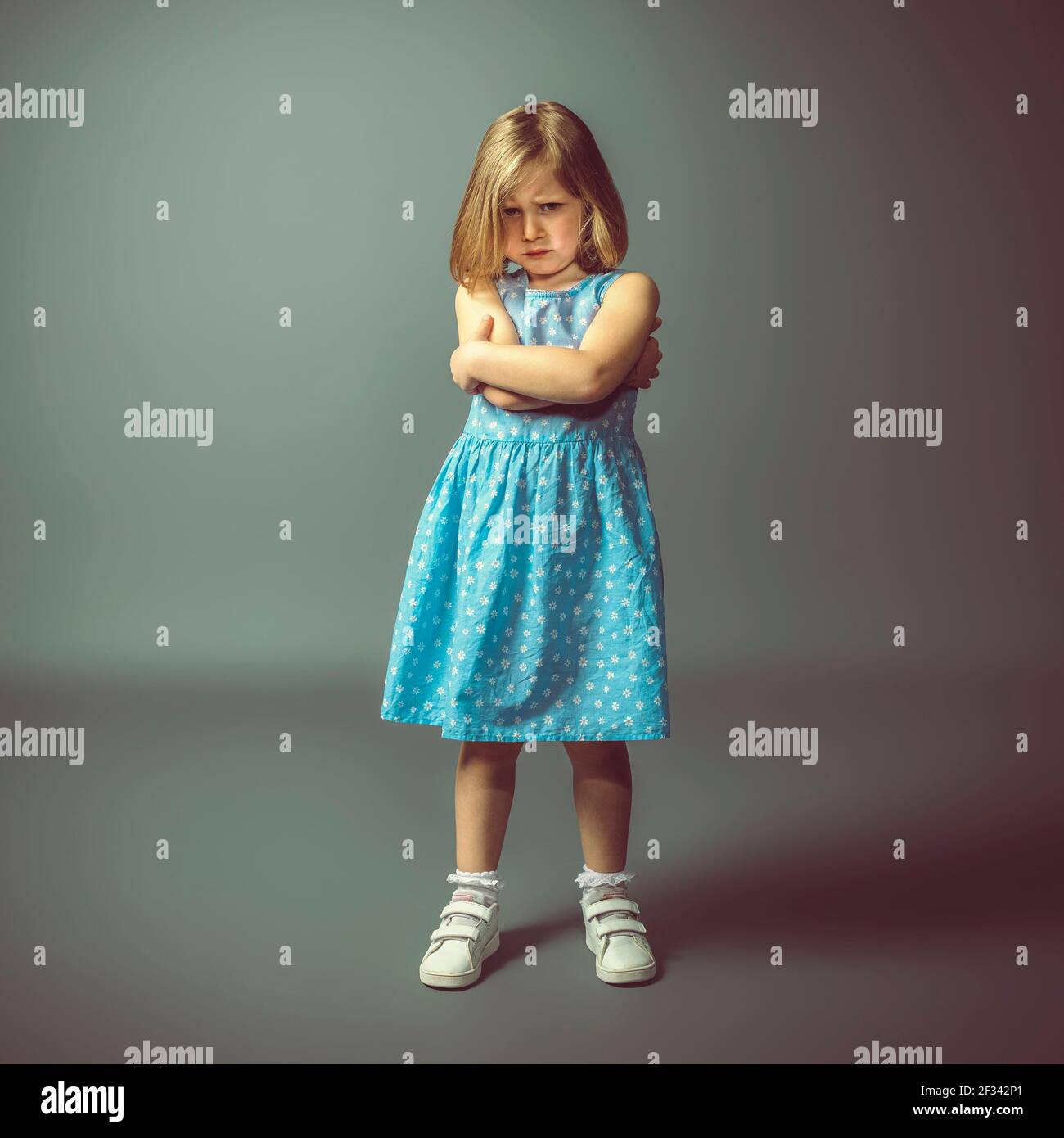 portrait photographique d'une petite fille caucasienne en colère. photo en studio Banque D'Images