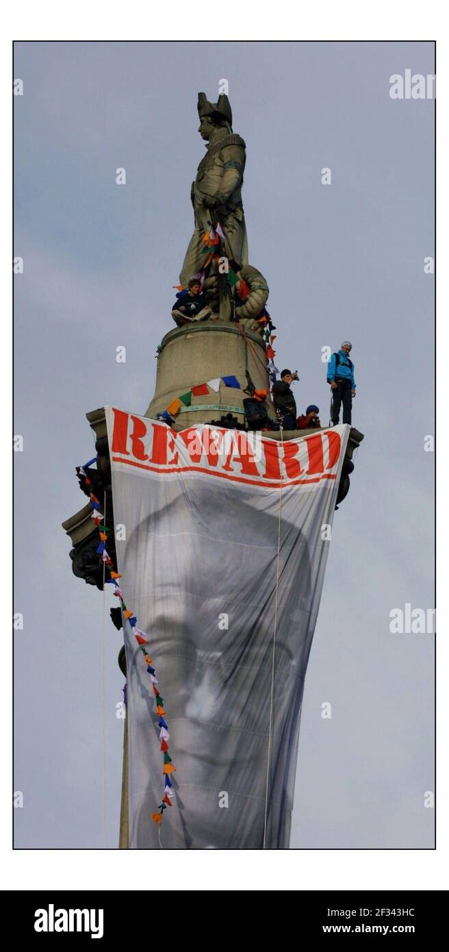 RÉCOMPENSEZ le DALAÏ LAMA... dans les premières heures de ce matin, Gary Connery est devenu le premier homme à descendre de la colonne de Nelsons de 120 pieds à Trafalgar Square, L'événement promu par "agir pour le Tibet" a été de mettre en évidence les événements au Tibet et de soutenir la position du Dalaï Lamas résistant à la présence chinoise au Tibet.à pic David Sandison 9/5/2003 Banque D'Images