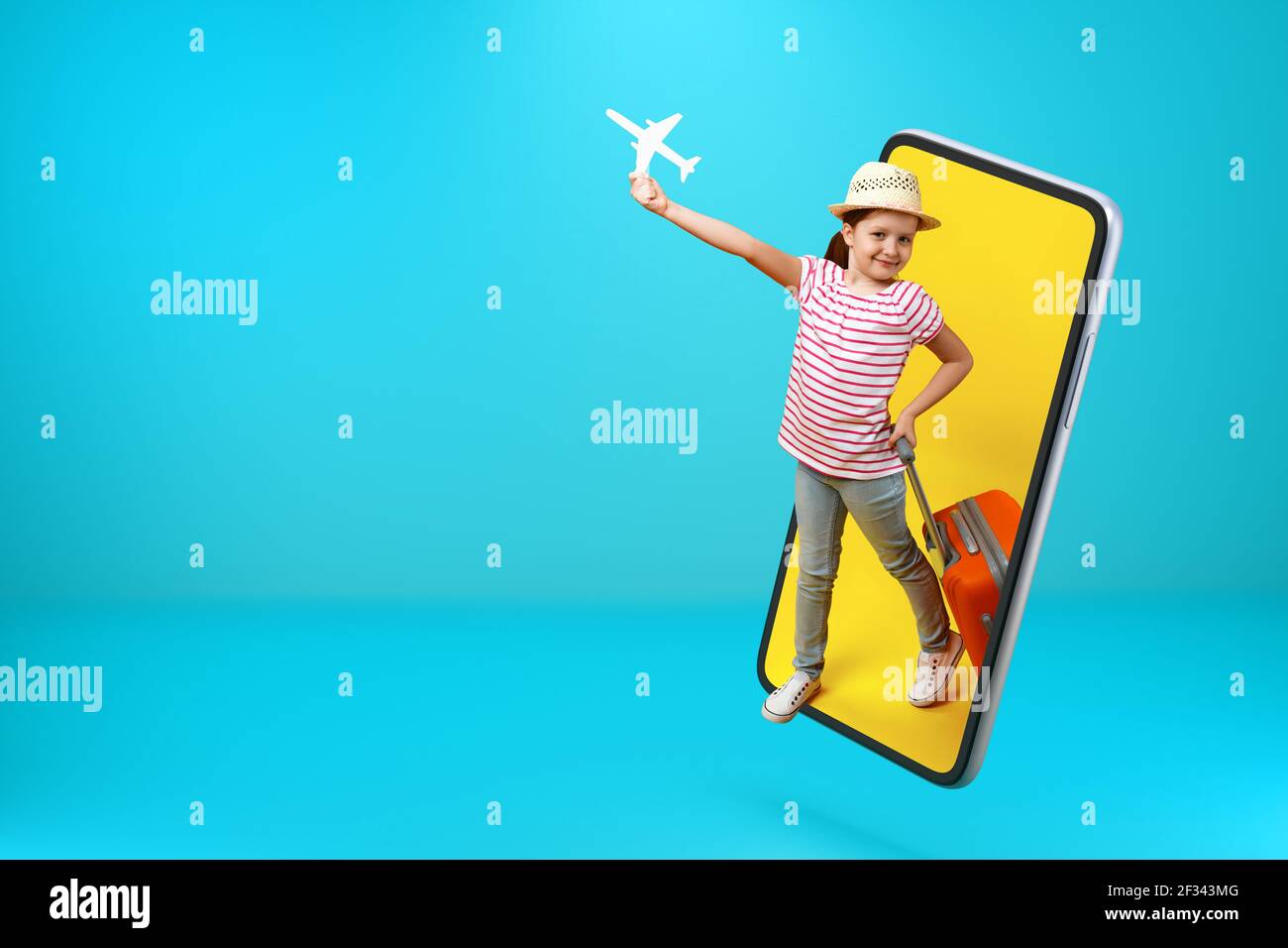 Une petite fille en pleine croissance avec un papier avion blanc et une valise sort du smartphone. Enfant en ligne sur un écran de téléphone portable avec copie spac Banque D'Images