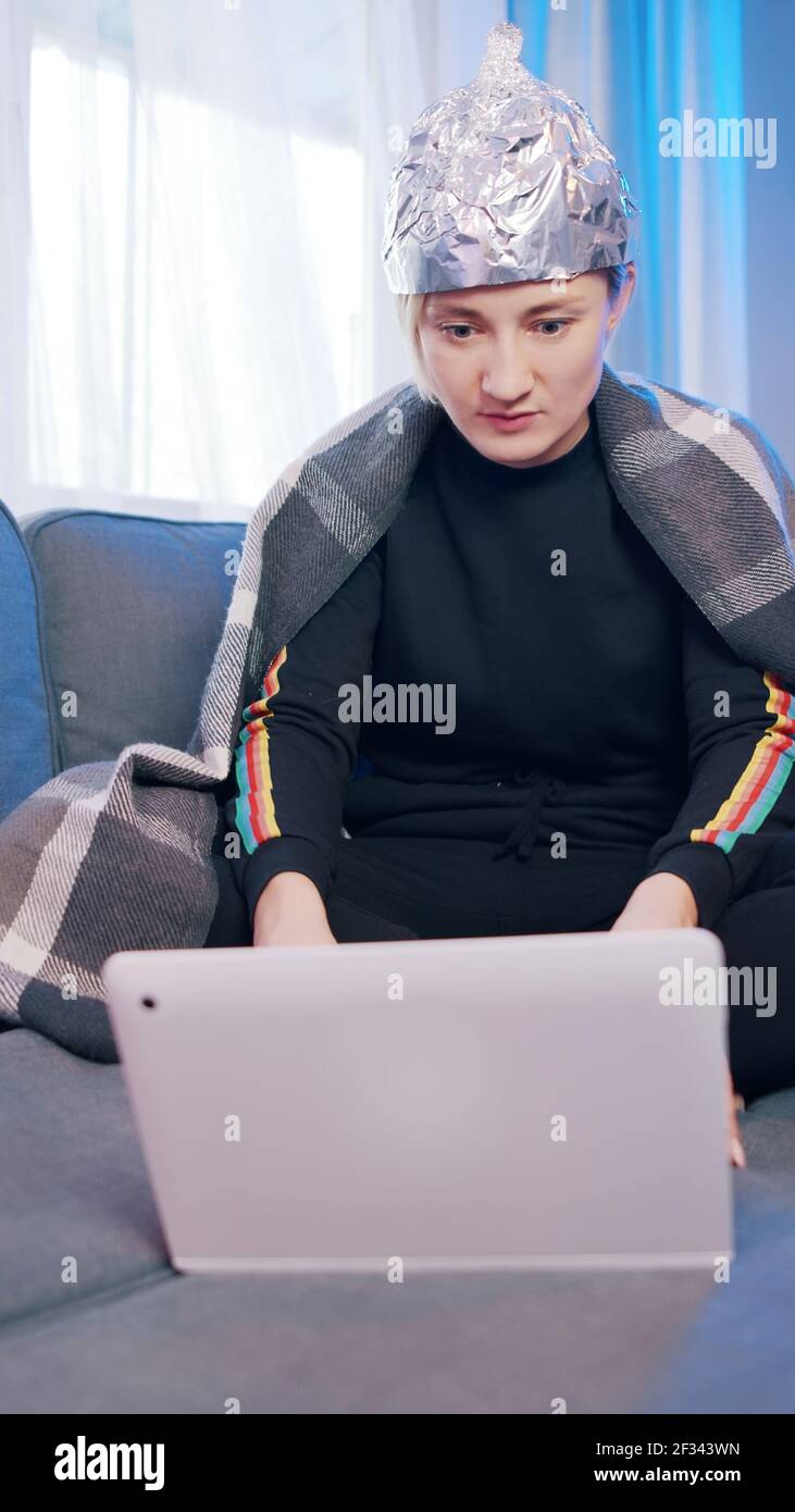 jeune femme avec chapeau en aluminium réagissant mal sur la théorie de la  conspiration poster environ 5g micro-ondes et covid-19 connexion. Photo de  haute qualité Photo Stock - Alamy