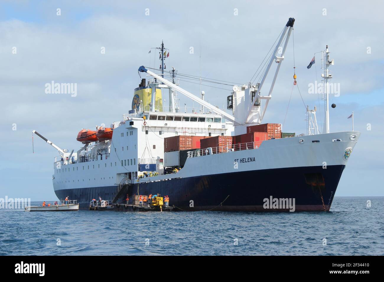 SAINTE-HÉLÈNE - 7 OCTOBRE 2015 : la RMS Sainte-Hélène dans la baie James à Sainte-Hélène après l'un de ses derniers voyages vers l'île de l'océan Atlantique Banque D'Images