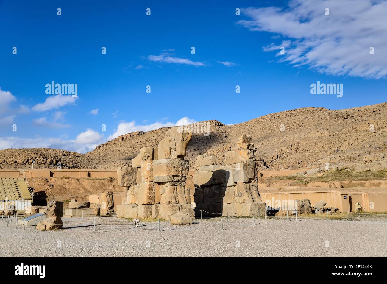 Porte inachevée sur les ruines de Persepolis, ancien capiral de l'empire perse, situé près de Shiraz, en Iran Banque D'Images