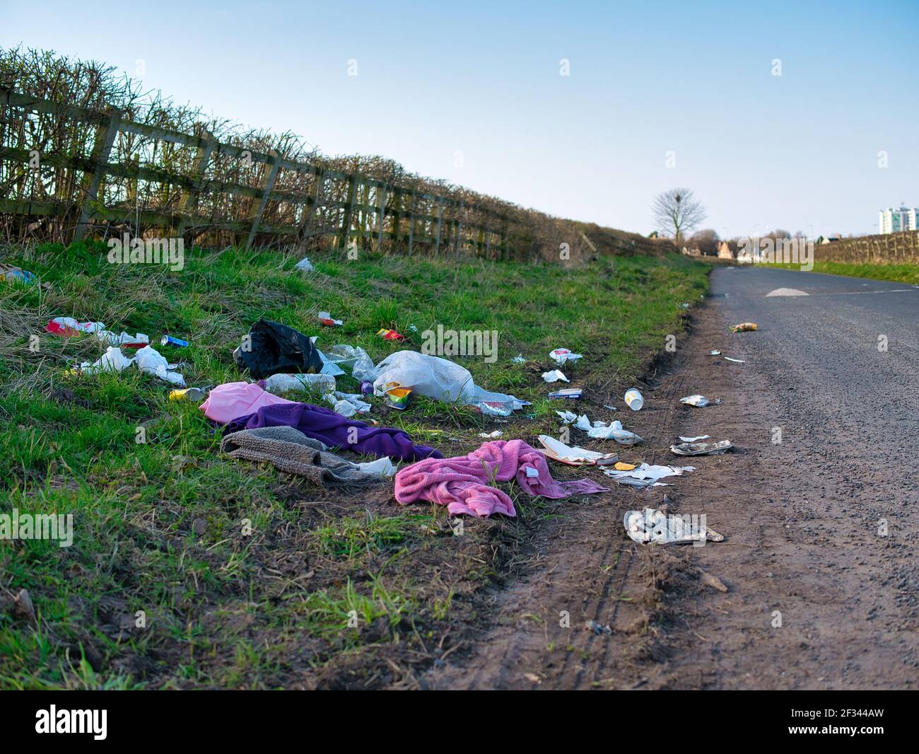 Les déchets domestiques déversés illégalement sur la route, sur une voie de campagne, en hiver. Prise dans le nord-ouest du Royaume-Uni. Banque D'Images