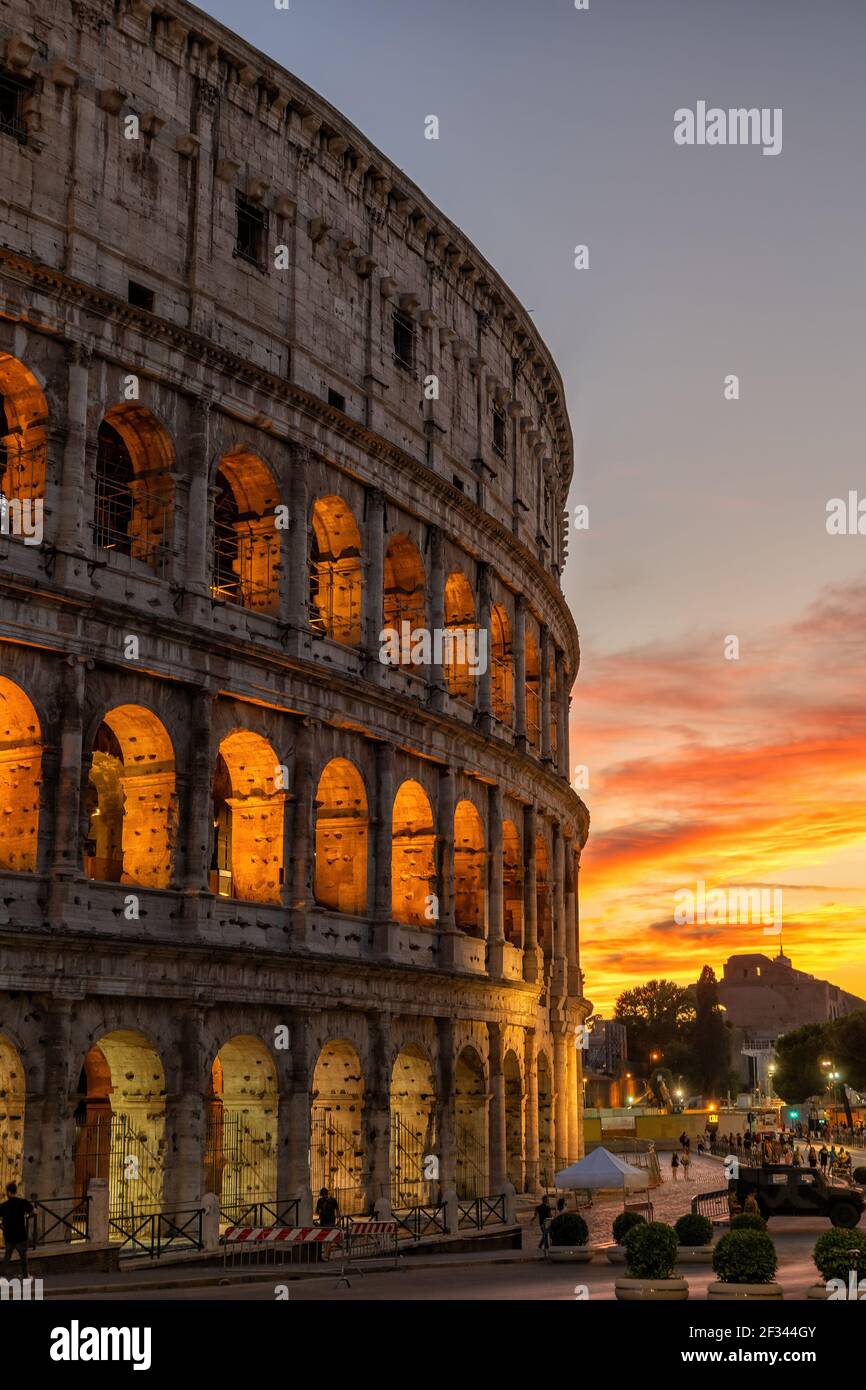 Le Colisée dans la ville de Rome au coucher du soleil en Italie, l'ancien amphithéâtre Flavian et le stade des gladiateurs. Banque D'Images