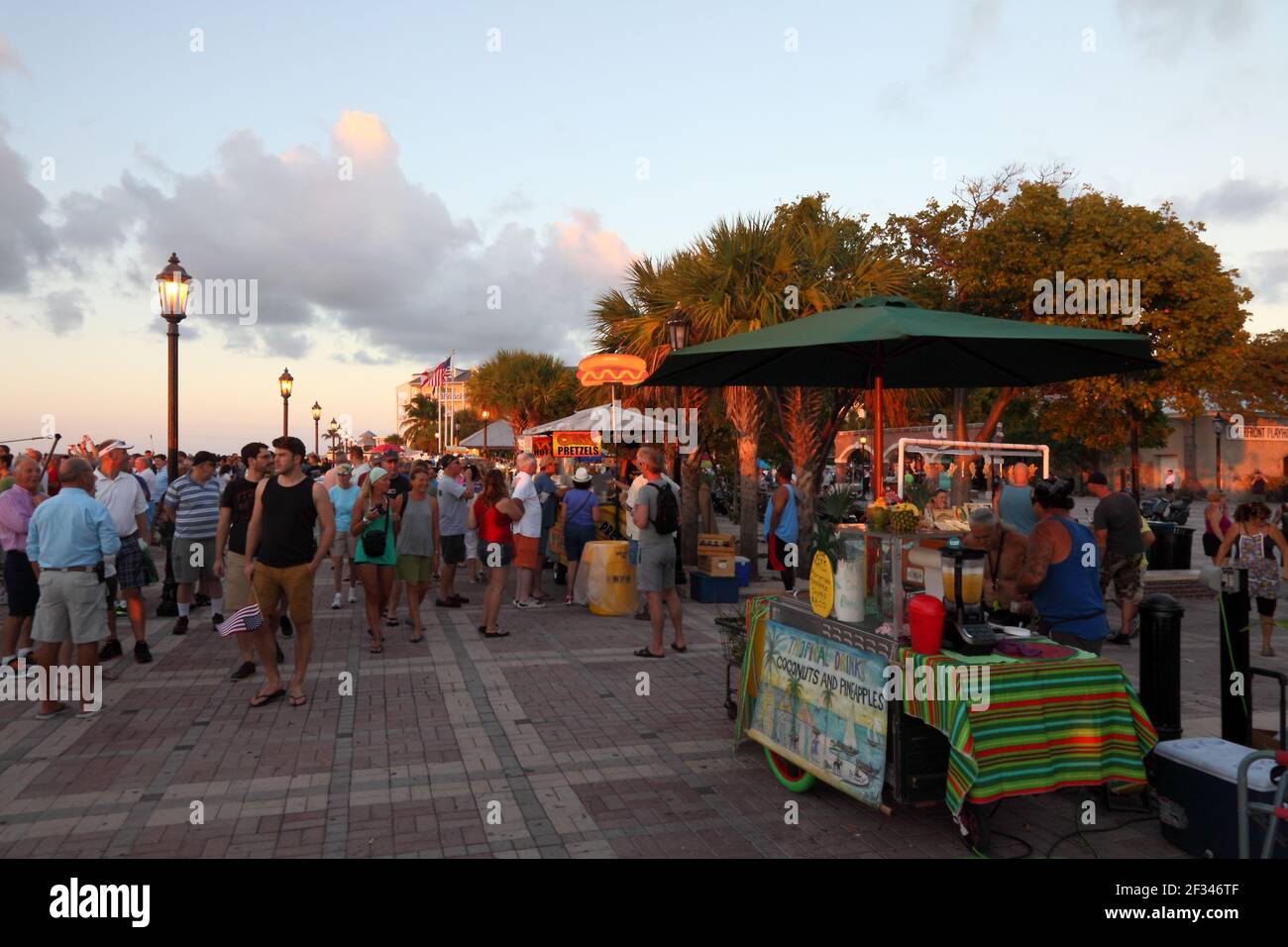 Géographie / Voyage, Etats-Unis, Floride, Key West, Mallory Square au coucher du soleil, Key West, Additional-Rights-Clearance-Info-not-available Banque D'Images