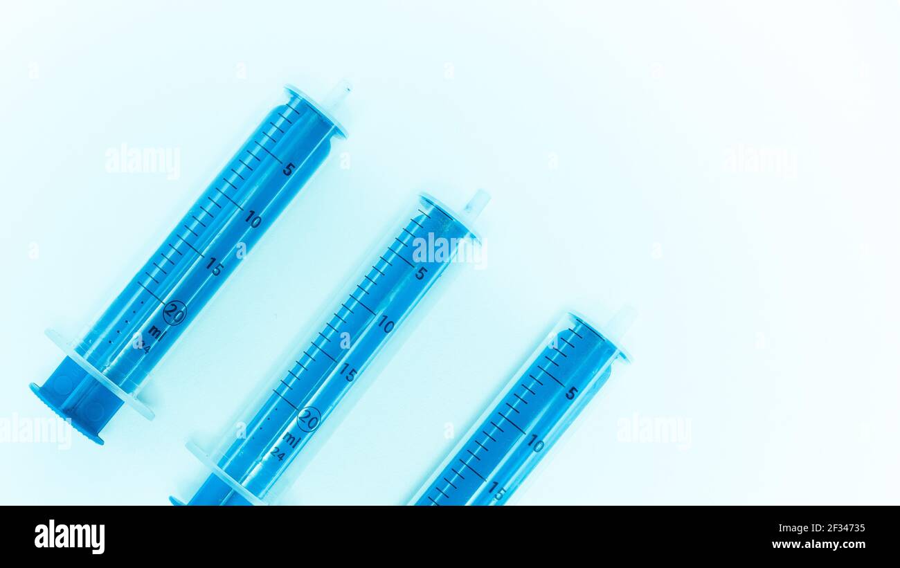 Jeu avec différentes seringues sur fond blanc. Banque D'Images
