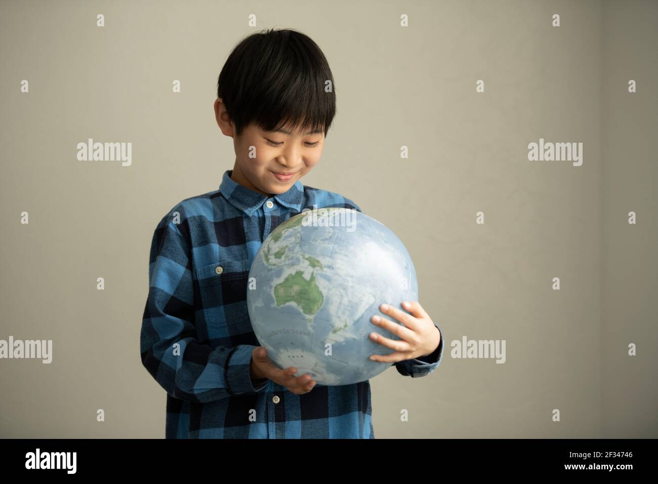 Élèves de l'école primaire pensant aux problèmes environnementaux Banque D'Images