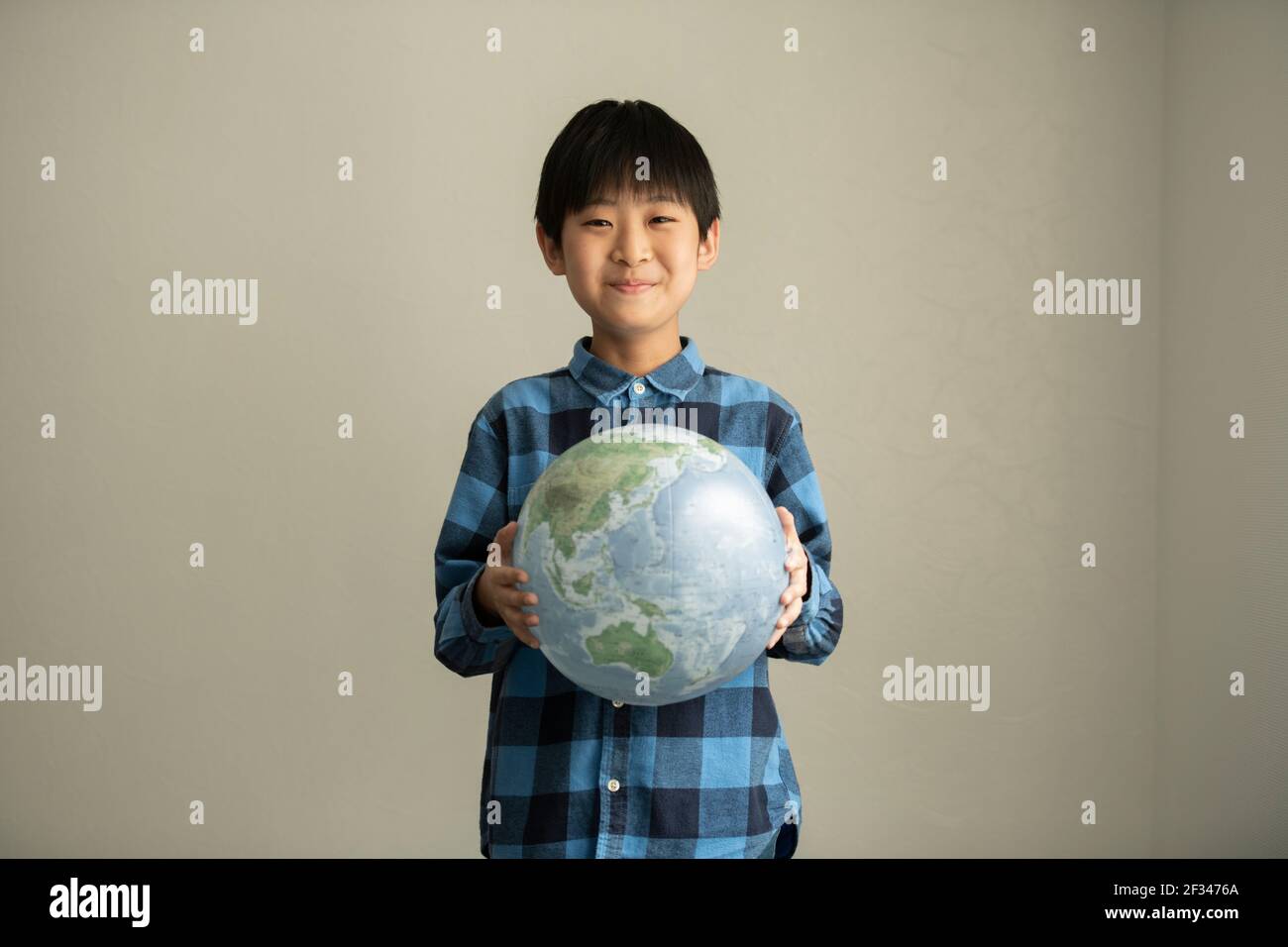 Élèves de l'école primaire pensant aux problèmes environnementaux Banque D'Images