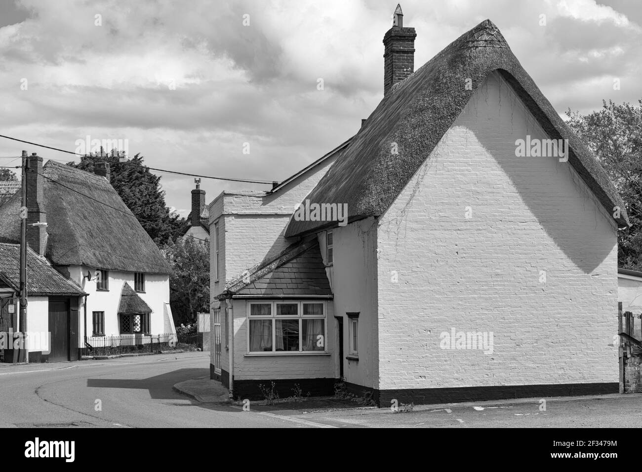 Cottages au toit de chaume dans le village de Tilshead, près de Salisbury, Wiltshire, Royaume-Uni, lors d'une chaude journée ensoleillée en août - noir et blanc monochrome noir et blanc noir et blanc Banque D'Images