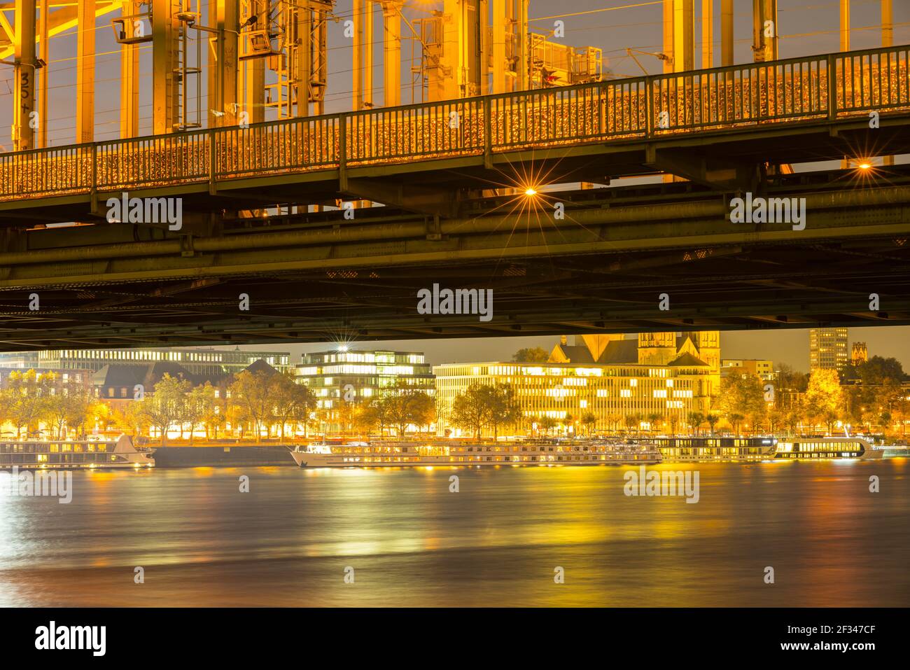 Géographie / Voyage, Allemagne, Rhénanie-du-Nord-Westphalie, Hohenzollernbruecke (pont Hohenzollern), derrière lui le Konrad-Adenauer-UFE, liberté-de-Panorama Banque D'Images